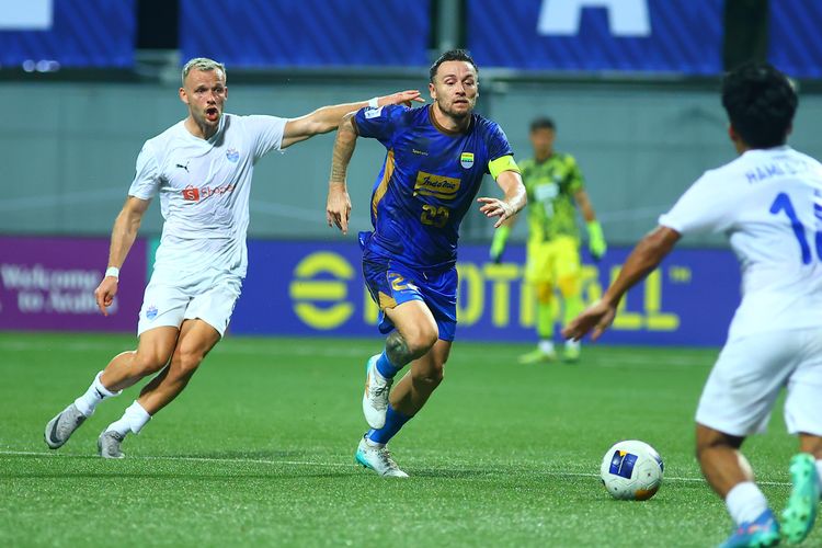 Gelandang Persib Bandung Marc Klok (biru) diganggu pemain Lion City Sailors FC Lennart Thy saat jumpa kedua tim di ajang AFC Champions League 2 (ACL 2) 2024-2025, Kamis (7/11/2024) di Stadion Jalan Besar, Singapura.