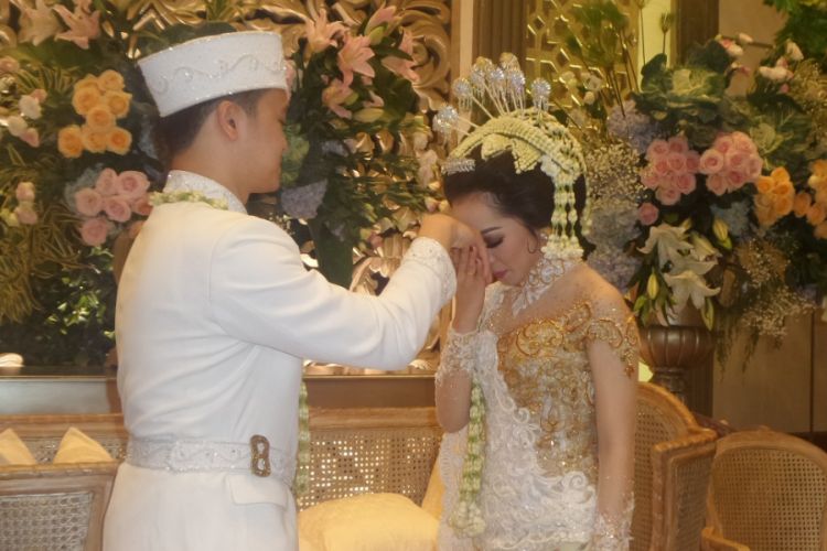 Karina Salim dan Aldy Primanda usai melangsungkan akad nikah di Thamrin Nine Ballroom, Jakarta Pusat, Sabtu (18/3/2017).