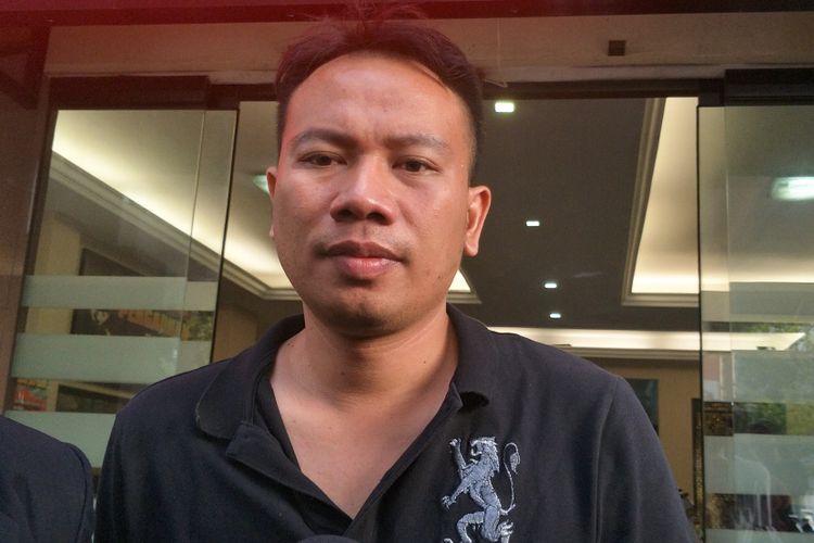 Pembawa acara Vicky Prasetyo ditemui sesudah membuat laporan di Polres Metro Jakarta Selatan, Senin (19/11/2018).