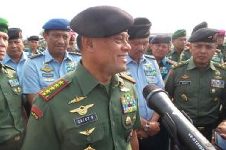 Panglima TNI Jenderal Gatot Nurmantyo saat apel pasukan untuk membantu pemadaman kebakaran hutan di base ops Halim Perdanakusuma, Jakarta, Kamis (10/9/2015).