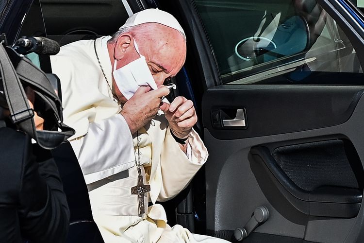 Paus Fransiskus ketika hendak melepaskan masker yang dipakainya ketika turun dari mobil dan menghampiri umat Katolik dalam general audience di halaman San Damaso, Istana Apostolik, Vatikan, pada 9 September 2020.