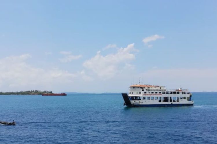 Kapal RoRo (roll-on/roll-off) milik PT Angkutan Sungai Danau dan Penyebrangan (ASDP) Indonesia Ferry Parit Rempak, Kecamatan Meral, Kabupaten Karimun, Kepulauan Riau (Kepri), mulai berjalan normal.