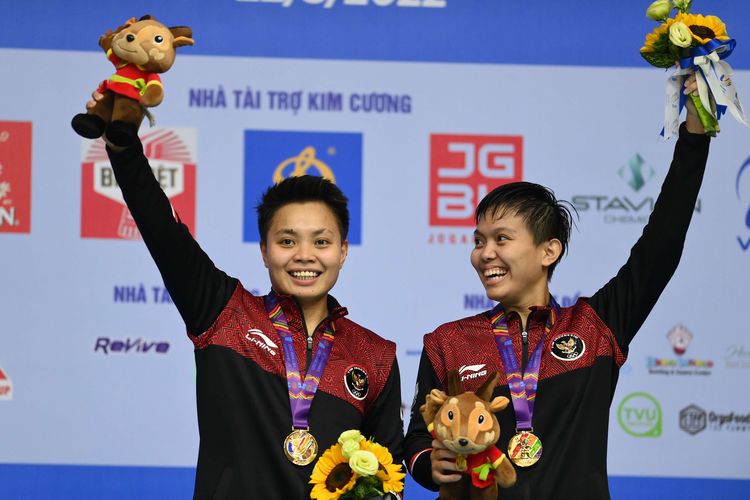 Ganda putri Indonesia Apriyani Rahayu (kiri) dan Siti Fadia Silva Ramadhanti (kanan) berpose dengan medali emas yang diraihnya usai babak final bulu tangkis ganda putri SEA Games 2021 Vietnam di Bac Giang Gymnasium, Vietnam, Mingguu (22/5/2022). Apriyani Rahayu dan Siti Fadia Silva Ramadhanti menyabet medali emas usai mengalahkan ganda putri Thailand Benyapa Aimsaard/Nuntakarn Aimsaard dua set langsung, 21-17 dan 21-14.