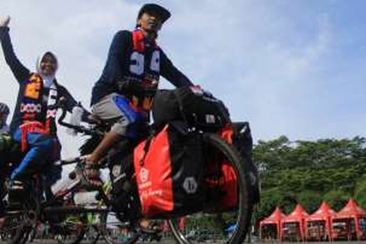 Hakam Mabruri bersama istrinya Rofingatul Islamiah saat memulai petualangannya ke Mesir menggunakan sepeda tandem, Sabtu (17/12/2016) di Stadion Kanjuruhan, Malang. 