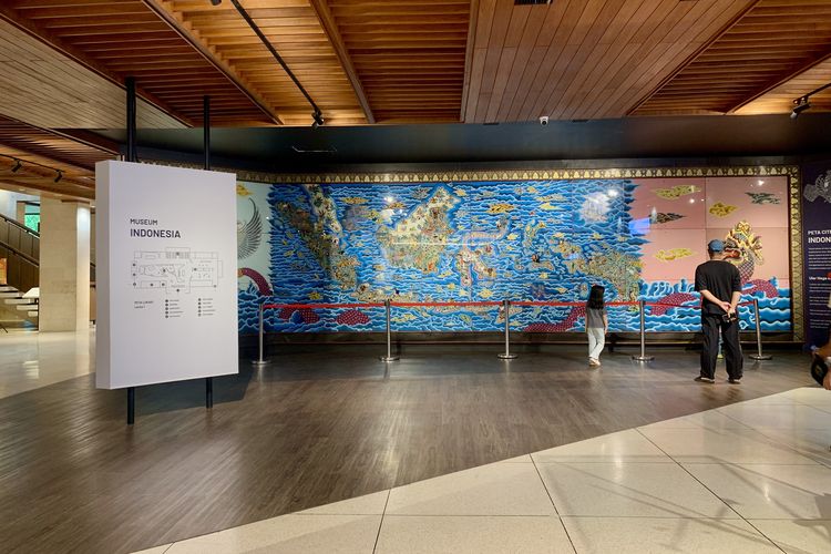 Bangunan Museum Indonesia terdiri dari tiga lantai megah, yang masing-masing menghadirkan tema dan koleksi berbeda. Lantai pertama mengusung tema Kejayaan Bhinneka Tunggal Ika. Di area ini, pengunjung dapat melihat berbagai koleksi bernuansa sejarah. Mulai dari peninggalan prasejarah seperti manusia purba hingga visualisasi peta Indonesia dalam bentuk artistik, seperti lukisan ular naga dan burung garuda.