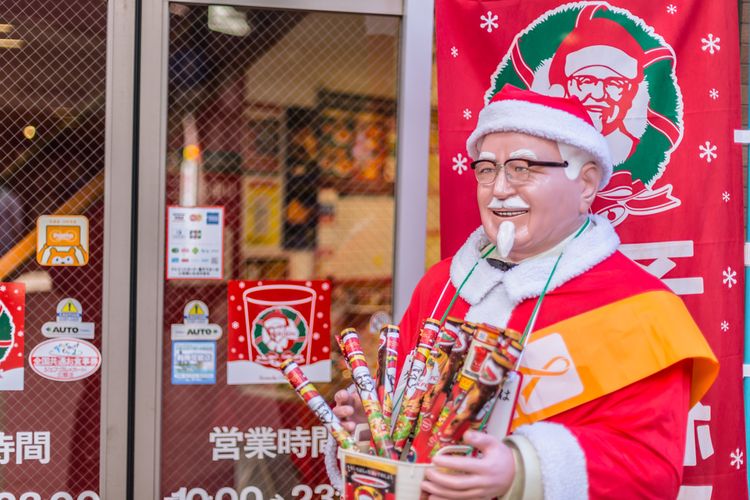 Patung ikon KFC, Kolonel Sanders dengan pakaian ala Santa Claus di Osaka, Jepang. 