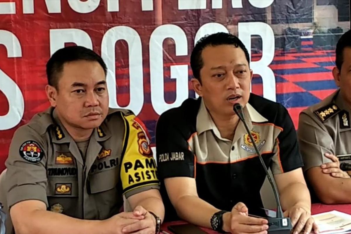 Dirkrimum Polda Jawa Barat Kombes Iksantyo Bagus (tengah) saat konferensi pers kasus wanita masuk masjid bawa anjing di Rumah Sakit Polri Kramat Jati, Jakarta Timur, Rabu (3/7/2019).