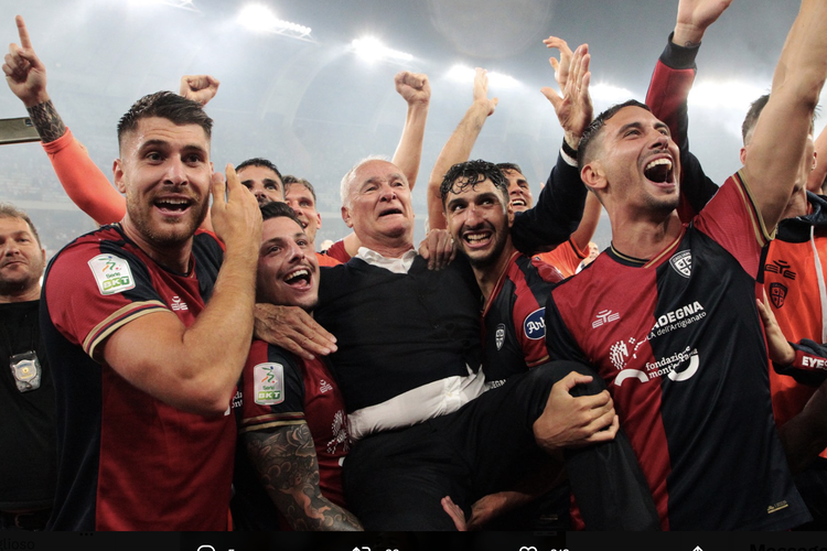 Claudio Ranieri bersama pemain-pemain Cagliari merayakan promosi ke Serie A Liga Italia 2023-2024. Cagliari memastikan promosi ke Serie A usai mengalahkan Bari 1-0 dalam partai final playoff di Stadion San Nicola, Senin (12/6/2023) dini hari WIB.