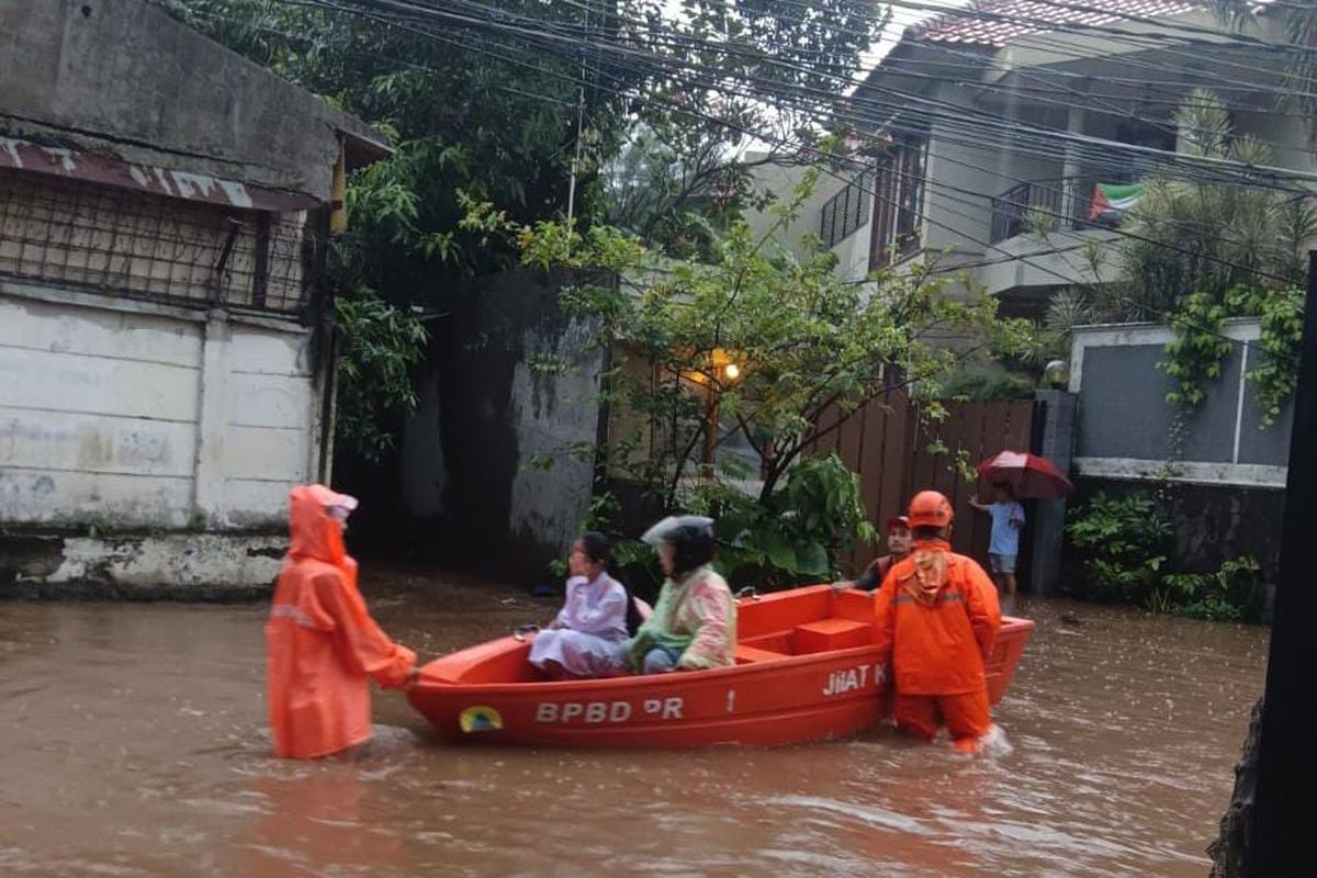  Hujan deras yang mengguyur Jakarta pada Jumat (12/9/2025) menyebabkan dua rukun tetangga (RT) di Ibu Kota terendam banjir. 
