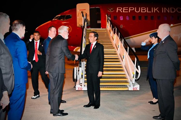 Presiden Joko Widodo saat mendarat di Bandara Internasional Kingsford Smith Sydney, Australia setelah menempuh perjalanan selama tujuh jam dari Indonesia pada Senin (3/7/2023).
