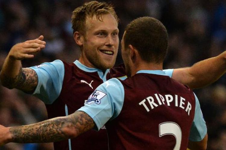 Gelandang Burnley asal Skotlandia, Scott Arfield (kiri) mendapat sambutan dari rekannya, Kieran Trippier, setelah mencetak gol ke gawang Chelsea pada laga Premier League di Turf Moor, Burnley, Senin (18/8/2014).