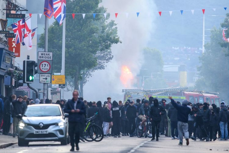 Belfast Membara, Massa Bertopeng Bakar Bus dan Serang Rumah Warga