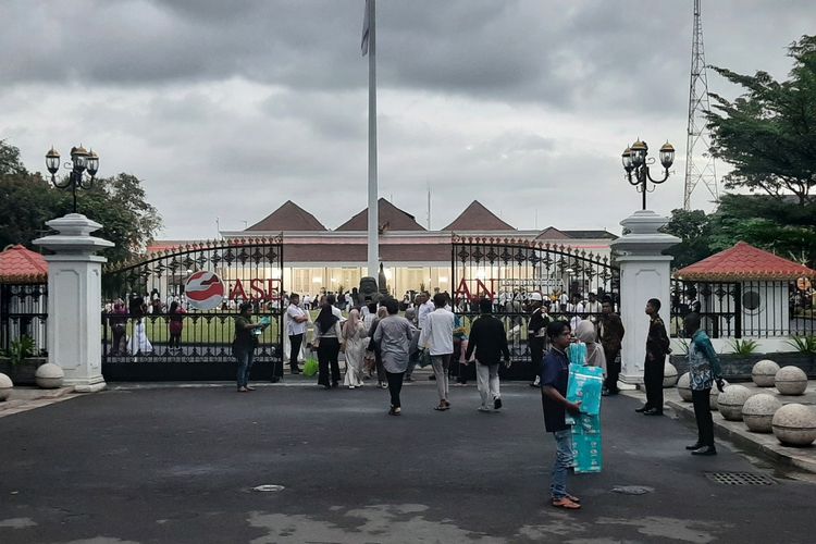 Warga masyarakat saat masuk melalui gerbang utama menuju halaman depan Gedung Agung Yogyakarta untuk Shalat Idul Adha.