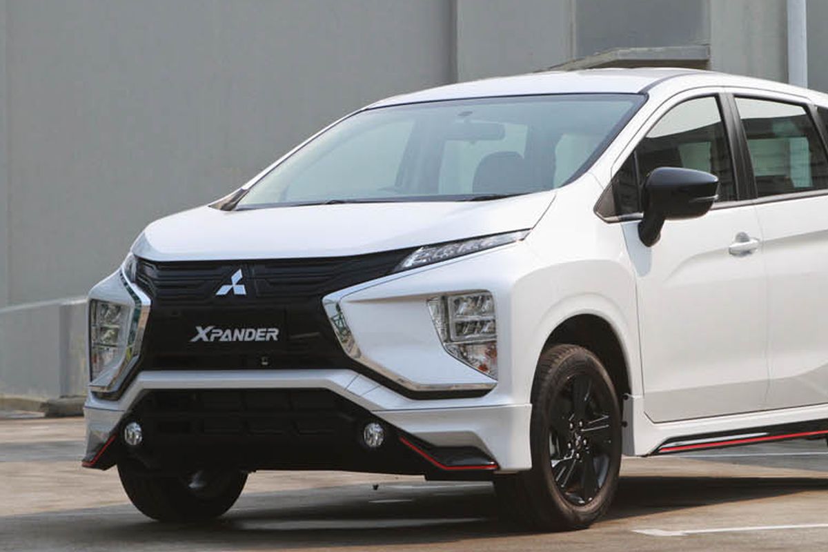 Mitsubishi Xpander Black Edition hadir dalam dua varian transmisi yakni manual dan AT. Mitsubishi menawarkan dua pilihan warna yakni quartz white pearl dan jet black mica. Xpander Black Edition dibanderol Rp 257,1 juta untuk transmisi manual dan Rp 267,5 juta untuk varian AT
