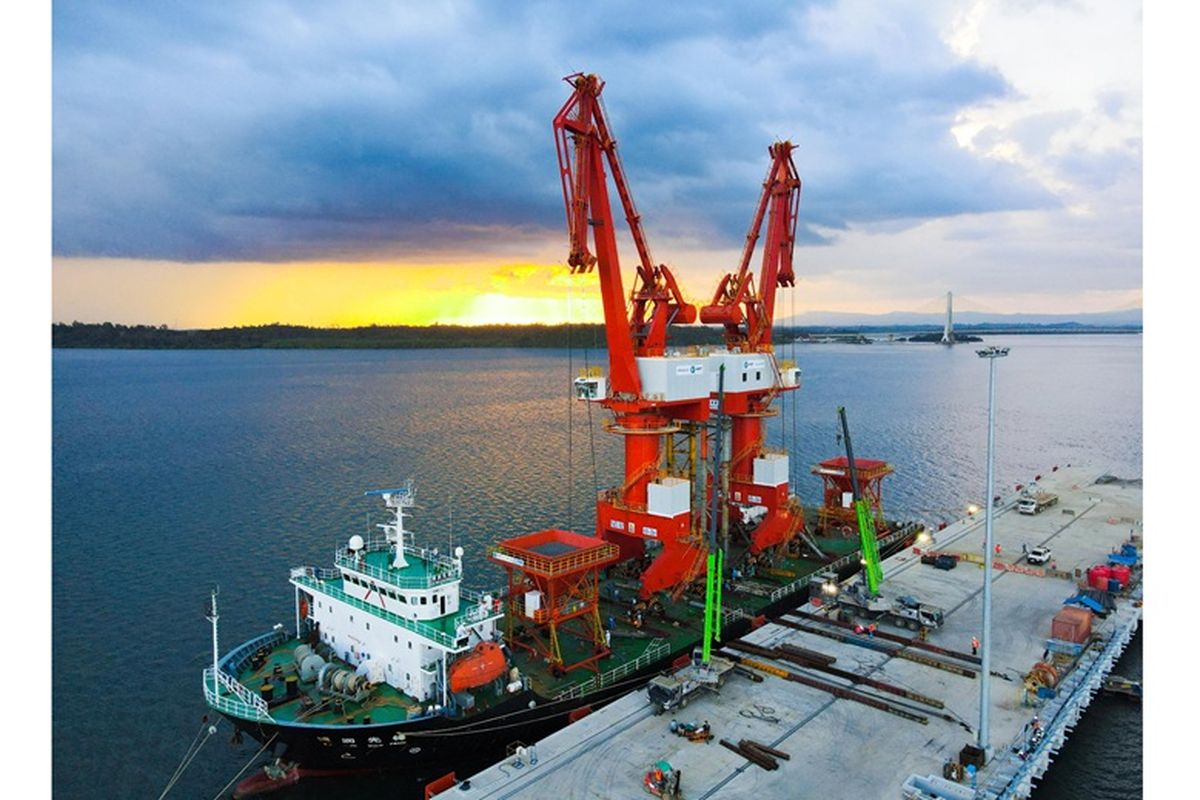 Suasana di pelabuhan milik PT Mitra Murni Perkasa (MMP) di Balikpapan, Kalimantan Timur. Kehadiran pelabuhan pribadi ini mendukung kelancaran logistik operasional smelter nikel MMP.