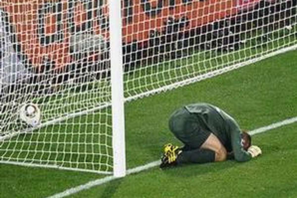 Reaksi kiper Inggris, Robert Green, setelah gawangnya dibobol pemain Amerika Serikat, Clint Dempsey, pada penyisihan grup Piala Dunia 2010 Afrika Selatan, Sabtu (12/6/2010).