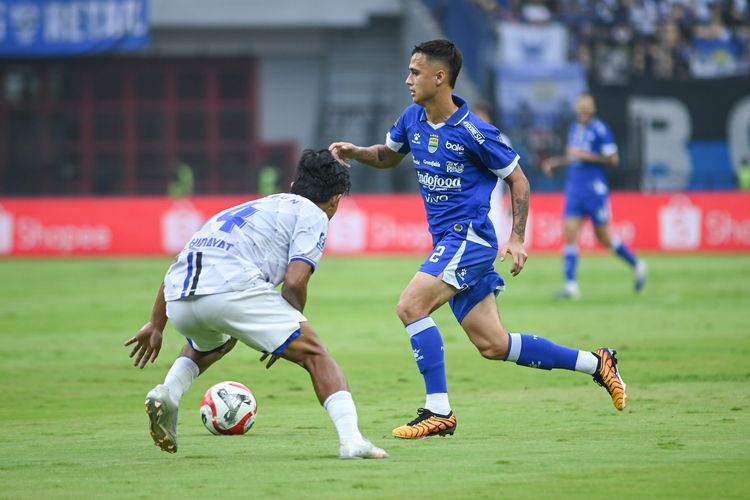 Eliano Reijnders membawa bola saat Persib Bandung vs Persijap Jepara di Stadion Gelora Bandung Lautan Api, Sabtu (23/5/2026) sore WIB.