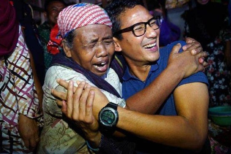 Calon wakil presiden nomor urut 02 Sandiaga Uno berpelukan dengan seorang pemulung bernama Titah, ketika berkunjung ke Pasar Kota Rembang, Kabupaten Rembang, Jawa Tengah, Jumat (11/1/2019). 