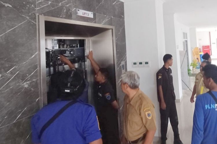 Tim Damkar berupaya mengevakuasi dua ASN dan seorang petugas kebersihan yang terjebak di dalam lift Kantor Pemerintahan Terpadu (KPT) Brebes, Jawa Tengah Senin (19/2/2024). (Dok. Tim Damkar Brebes)