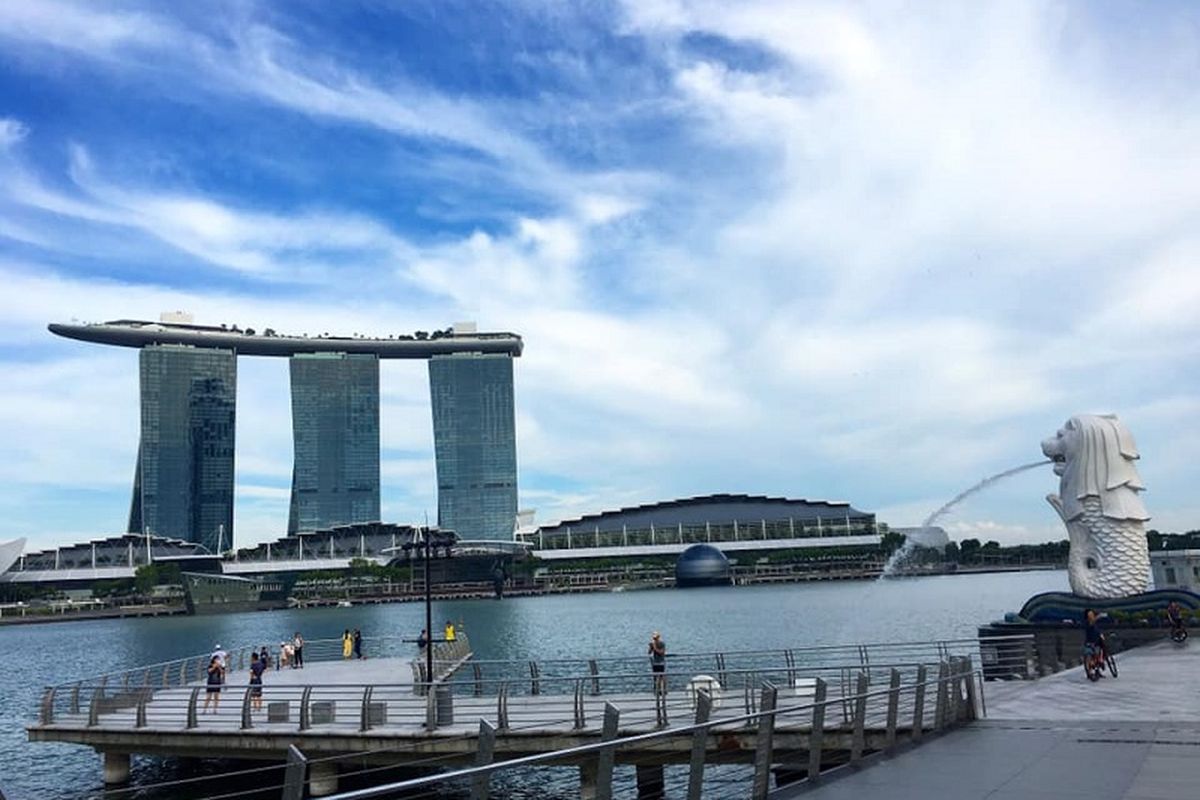 Marina Bay yang biasanya ramai dipadati turis terlihat sepi, Sabtu sore (11/04/2020) di mana hanya terlihat segelintir warga yang sedang berlari atau bersepeda. Untuk melawan pandemi corona terutama kasus infeksi domestik yang melonjak, Singapura menerbitkan Undang-Undang yang melarang segala jenis perkumpulan atau nongkrong sekecil apapun baik di dalam rumah atau di tempat umum. 