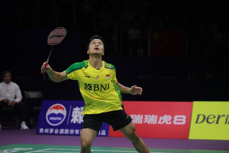 Tunggal putra Indonesia, Anthony Ginting, saat bertanding melawan wakil China, Shi Yu Qi, dalam kompetisi beregu campuran Piala Sudirman 2023 di Suzhou Olympic Sports Centre pada Jumat (19/5/2023).  Terdekat, Anthony Ginting dkk bakal menjalani kompetisi Malaysia Masters 2023.