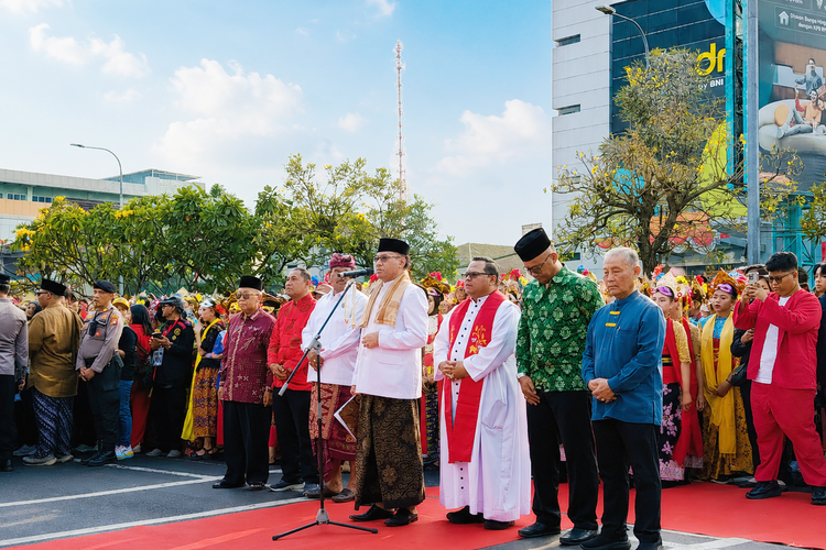 Buka PNBK Jilid III di Bekasi, 6 Pemuka Agama Doa Bersama untuk Korban Bencana NTT dan Kalimantan