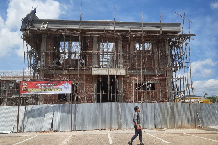 Gedung Polres Batanghari yang mencakup ruang tahanan sedang di renovasi, pada Selasa (16/11/2021). Polres Batanghari meminjam gedung Lapas Anak karena Lapas Batanghari penuh.