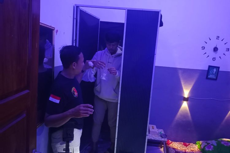 Polisi saat menggerebek tempat penyewaan kamar untuk perbuatan cabul, Rabu (5/3/2025) malam
