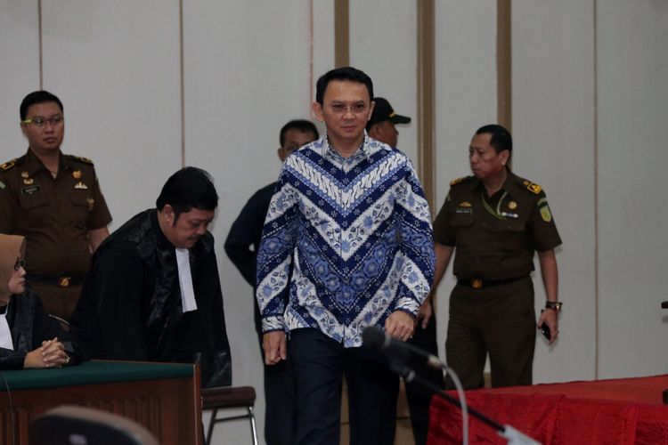 Terdakwa kasus dugaan penodaan agama, Basuki Tjahaja Purnama atau Ahok mengikuti sidang pembacaan putusan di Pengadilan Negeri Jakarta Utara di Auditorium Kementerian Pertanian, Jakarta Selatan, Selasa (9/5/2017). Majelis hakim menjatuhkan hukuman pidana 2 tahun penjara. Basuki Tjahaja Purnama dan kuasa hukumnya menyatakan banding.