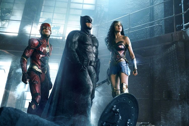 Ben Affleck (Batman), Gal Gadot (Wonder Woman), dan Ezra Miller (The Flash) beraksi dalam Justice League (2017)
