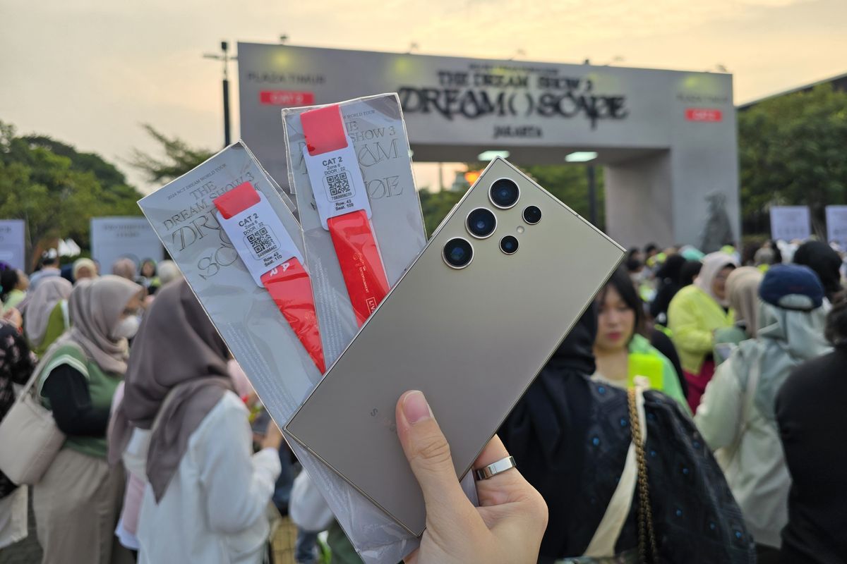 Samsung Galaxy S24 Ultra dibawa ke konser NCT Dream The Dream Show 3: Dream()Scape di Stadion Utama Gelora Bung Karno (GBK) Jakarta, Sabtu (18/5/2024). Galaxy S24 Ultra bikin fancam dari tribun serasa nonton dari VIP.
