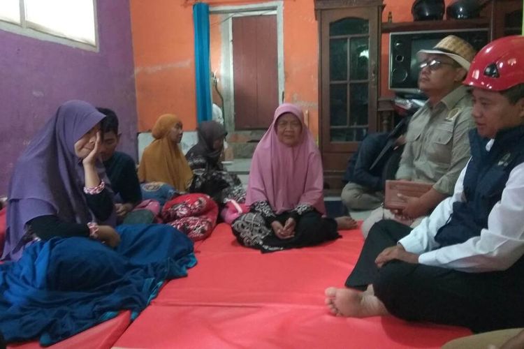 Wagub Jabar Uu Ruzhanul Ulum mengunjungi rumah keluarga korban tanah longsor di Dusun Cikujang Tonggoh, Desa Sukamaju, Kecamatan Cihaurbeuti, Kabupaten Ciamis, Selasa (13/9/2022).