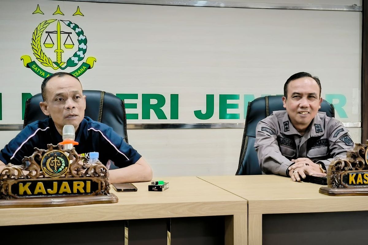Kepala Kejaksaan Negeri (Kejari) Jember Ichwan Effendi dan Kasi Intelejen Kejari Jember Agung Wibowo saat jumpa pers Juli lalu.
