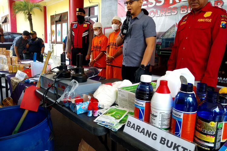 Satreskrim Polres Blitar menggelar konferensi pers pengungkapan kasus pengoplosan obat pertanian, Jumat (28/7/2023)