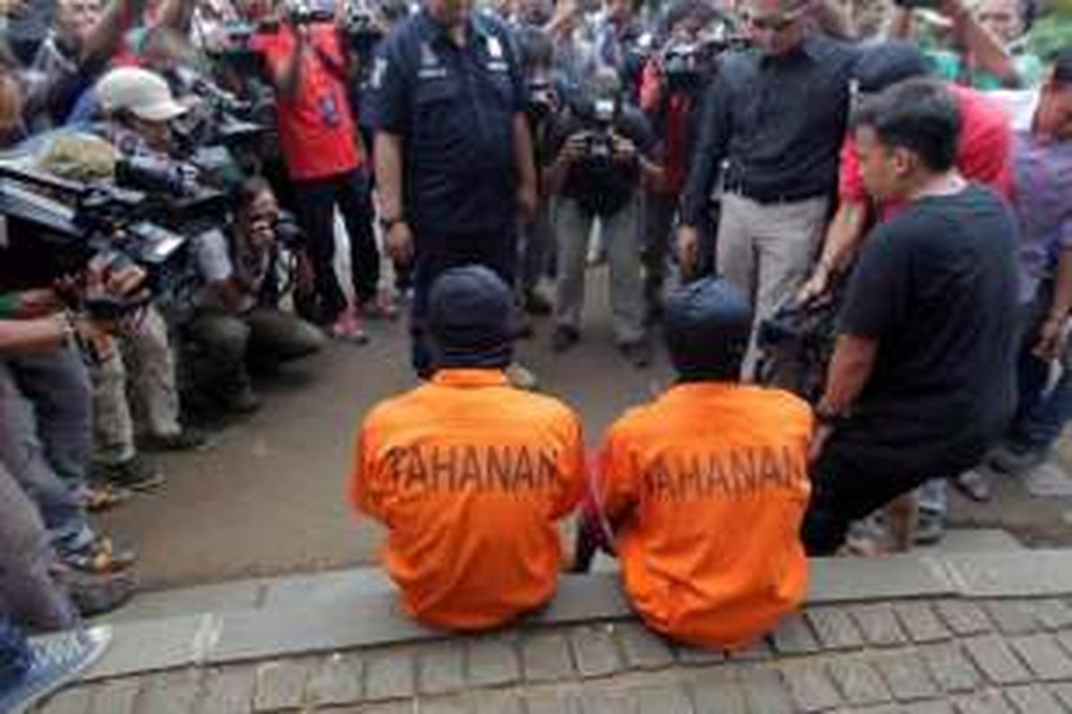 Tersangka menjalani rekonstruksi pencurian kabel di Jalan Medan Merdeka Selatan, Selasa (15/3/2016). Sebanyak enam tersangka melakukan lebih dari 10 adegan saat menjalani rekonstruksi.