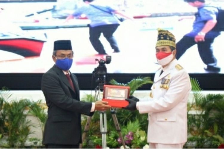 Gubernur Riau Syamsuar saat menerima uang  baru pecahan Rp 75.000 secara simbolis dari BI Perwakilan Riau pada peringatan ulang tahun ke-75 RI, Senin (17/8/2020).