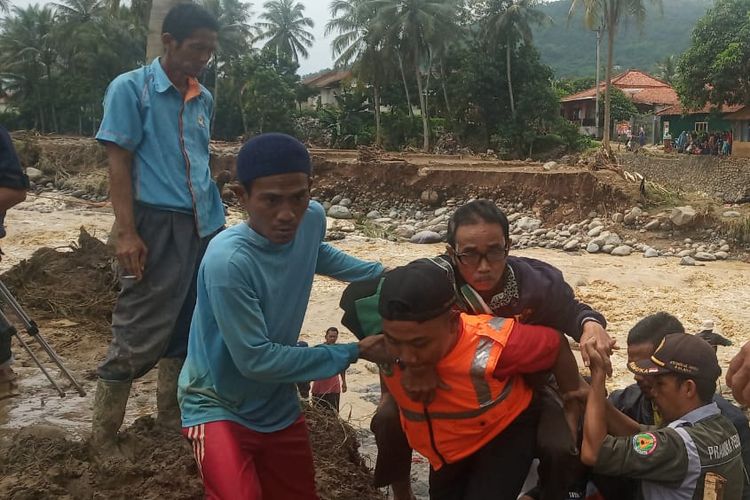 Sejumlah warga dan aparat melakukan evakuasi terhadap warga yang terisolir di empat kampung, Desa Sukamaju, Kecamatan Cigudeg, Kabupaten Bogor, Jawa Barat, Kamis (2/1/2020).
