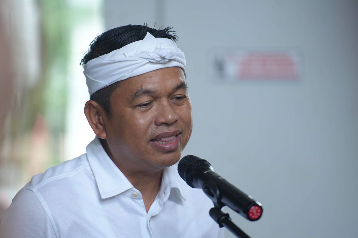 Gubernur Jawa Barat terpilih, Dedi Mulyadi memberikan keterangan pers seusai menjalani pemeriksaan Kesehatan di kompleks Kementerian Dalam Negeri, Minggu (16/2/2025). (KOMPAS.com/FREDERIKUS TUTO KE SOROMAKING)