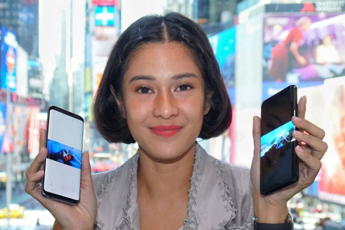 Dian Sastrowardoyo bersama smartphone terbaru Samsung, Galaxy S8 dan Galaxy S8+ di New York, AS, Kamis (30/3/2017).