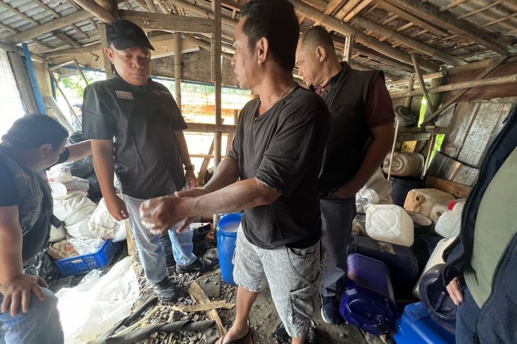 Pemilik gudang transit limbah sabun, Martin (48) mengaku membuang limbah sabun saat mencuci gentong-gentong bekas penyimpanan sabun di Sungai Ciliwung, Minggu (24/3/2024).