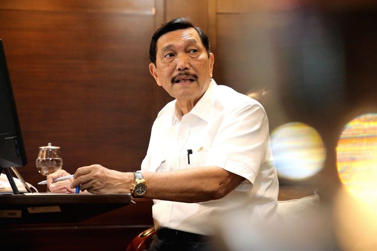 Menko Marves Luhut Binsar Pandjaitan tengah mengadakan rapat koordinasi secara daring membahas terkait percepatan pembangunan infrastruktur pengembangan Wilayah Provinsi Jawa Barat, di Jakarta, Selasa (16/2/2021).