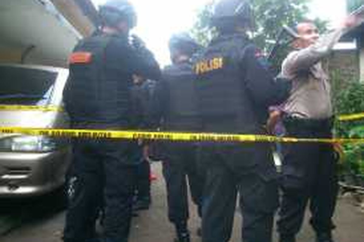 Aparat kepolisian bersenjata lengkap diturunkan dalam penggerebekan di Johar Baru, Jakarta Pusat, Jumat (22/1/2016).