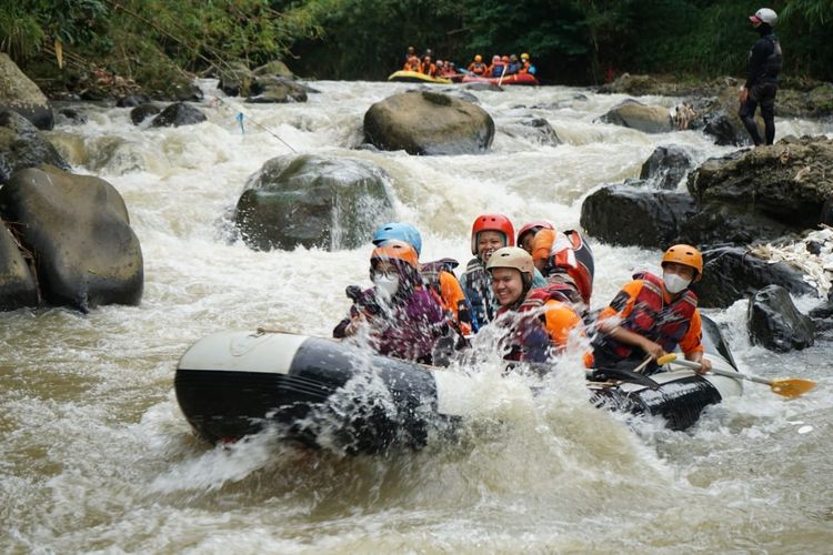 Sejumlah relawan dan donatur Dompet Dhuafa memeriahkan peringatan International Volunteer Day (IVD) dengan mengikuti pelatihan water rescue di Sungai Cisadane, Cikereteg, Bogor, Sabtu (11/12/2021).