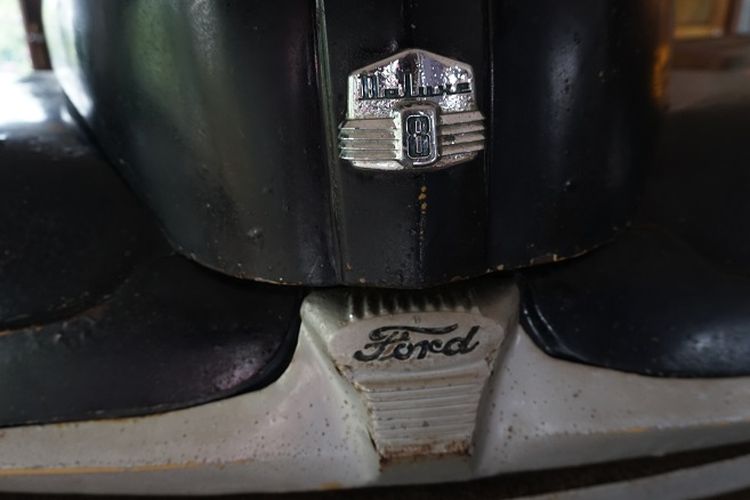 Mobil bermerek mobil Ford Deluxe 8 bercat hitam kusam dengan kondisi agak mengelupas terparkir di sebuah sudut ruangan di Wisma Menumbing, Muntok, Bangka Barat, Kepulauan Bangka Belitung. Mobil Ford berplat BN 10 merupakan mobil yang digunakan untuk mengantarkan Mohammad Hatta ke rumah pengasingan di Muntok.