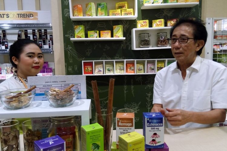 Lilis (kiri) salah seorang karyawati di Sido Muncul Herbal Corner Mal Aeon Bumi Serpong Damai (BSD), Tangerang Selatan dan  Direktur Marketing Sido Muncul Tbk Irwan Hidayat pada Minggu (15/10/2017). Sejak dibuka pada akhir Juli 2017, rata-rata seratus pengunjung per hari membeli produk Sido Muncul di situ. 