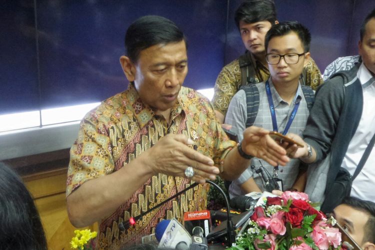 Menteri Koordinator Bidang Politik Hukum dan Keamanan Wiranto usai pertemuan dengan Badan Eksekutif Mahasiwa (BEM) se-jabodetabek, di Kemenko Polhukam, Jakarta Pusat, Jumat (29/9/2017).