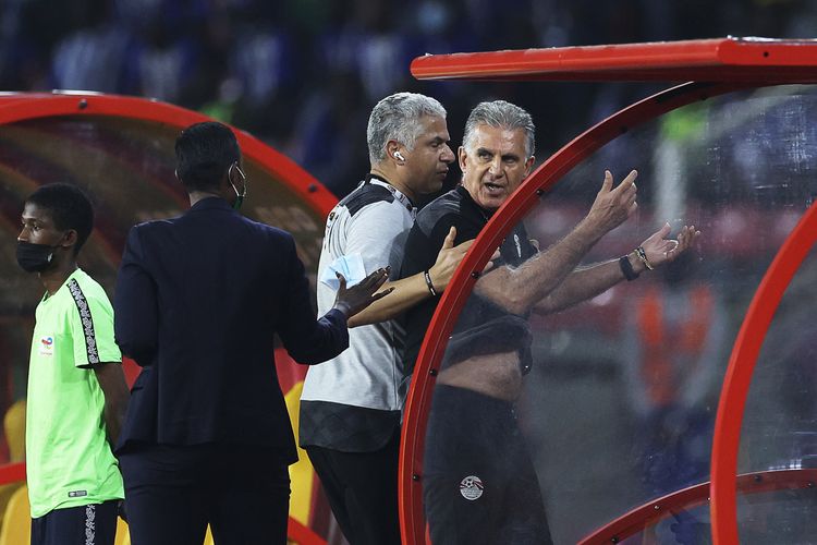 Pelatih timnas Mesir, Carlos Queiroz (kanan), bereaksi setelah diberikan kartu merah oleh wasit dalam pertandingan semifinal Piala Afrika 2021 melawan Kamerun di Stade d'Olembe, Yaounde, 3 Februari 2022. 