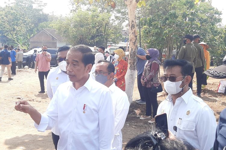 Presiden Jokowi dan Mentan SYL memberikan keterangan pers saat menghadiri penanaman kelapa genjah di Desa Giriroto, Kecamatan Ngemplak, Kabupaten Boyolali, Jawa Tengah, Kamis (11/8/2022).