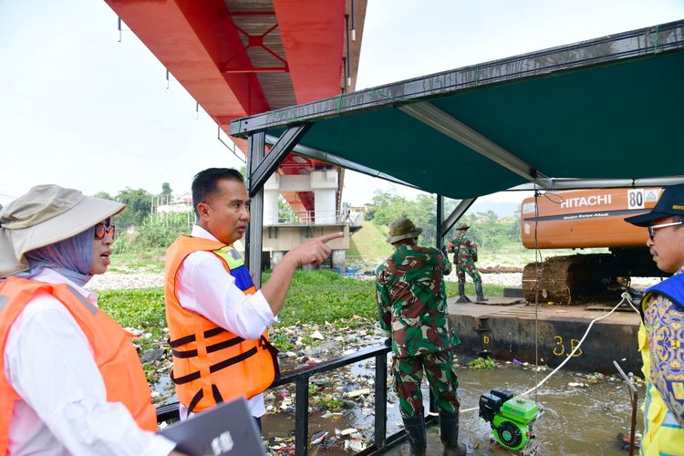 Pj Gubernur Jawa Barat Bey Machmudin saat pembersihan Sungai Citarum. 
