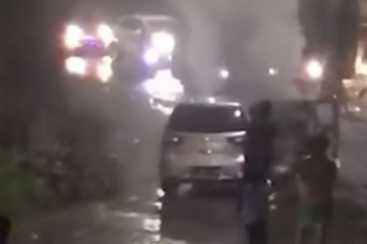 Nissan Grand Livina tebakar di Sumedang Jawa Barat
